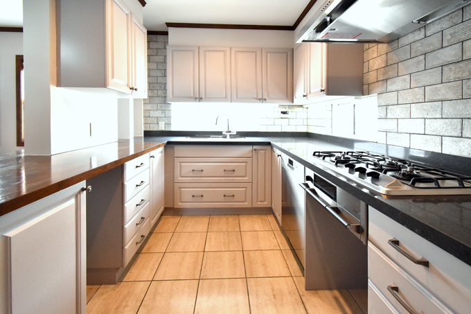 最新 人気のグレー色の輸入キッチン実例 輸入キッチンはmerit Kitchens