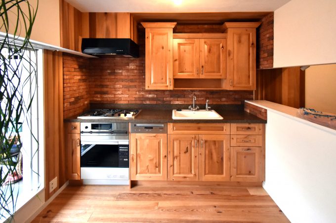 ラスティックな木製キッチン｜総無垢で素朴なデザインが魅力 | 輸入キッチンはMerit Kitchens