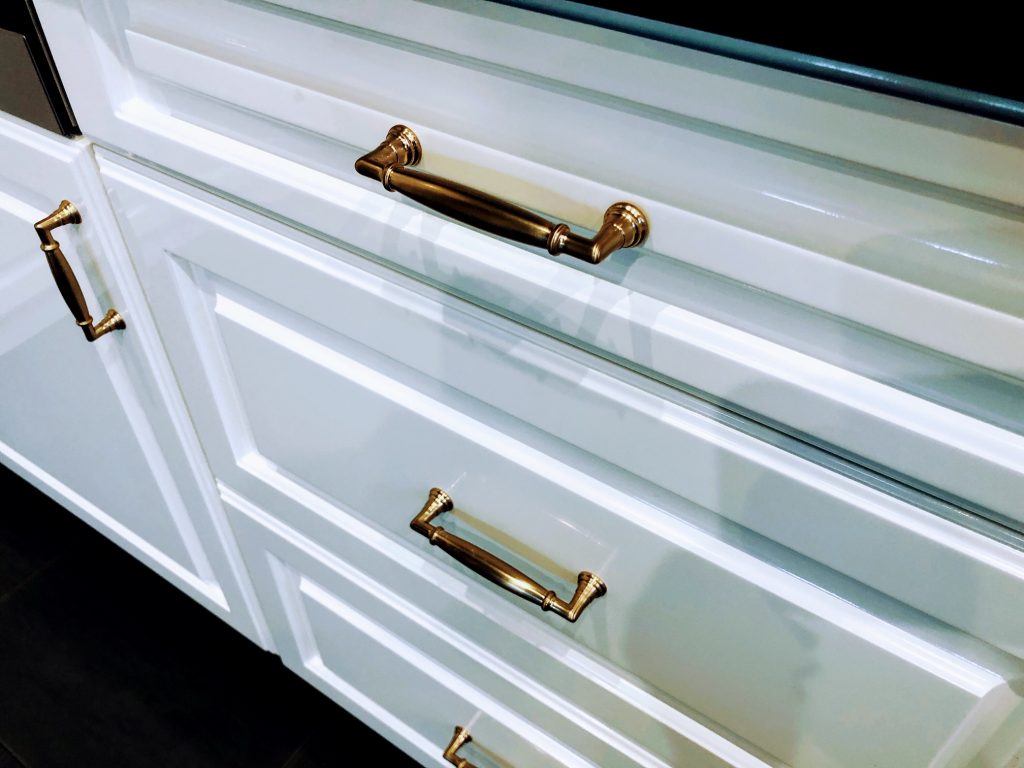 最新nyスタイルのキッチンはオーセンティックなモノトーンで 輸入キッチンはmerit Kitchens